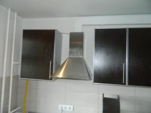 Установка вытяжки на кухне в Омске