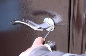 Замена дверной ручки металлической двери в Омске