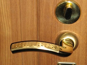 Замена дверной ручки входной двери в Омске