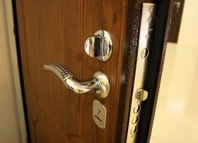 Замена входной двери в квартире в Омске