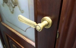 Установка дверной ручки в Омске