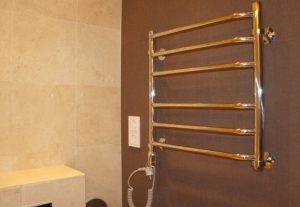 Установка электрического полотенцесушителя в ванной в Омске