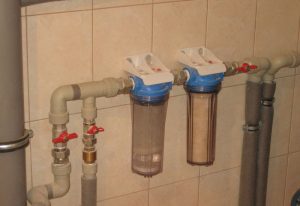 Установка проточного фильтра для воды в Омске