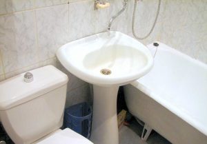 Установка раковины тюльпан в ванной в Омске